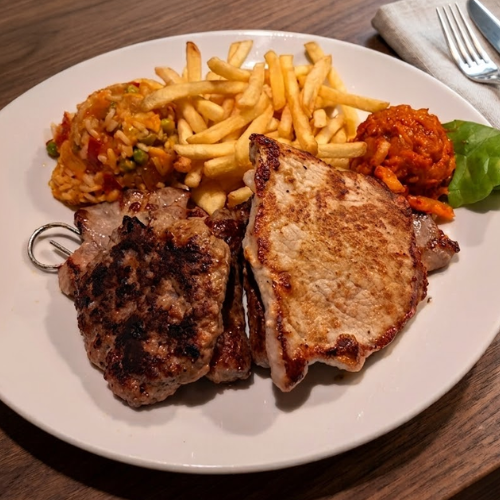 69 | Spezial-Grillteller


Schweinefilet, Cevapcici, 1 Fleischspieß, Pommes frites, Djuvecreis und Ajvar