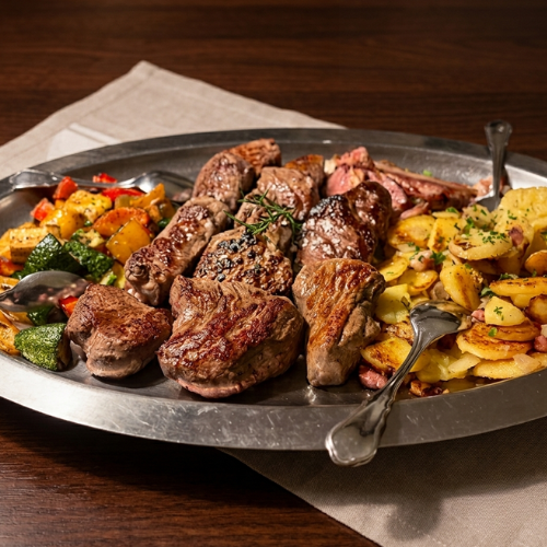83 | Zagreb-Platte


für 2 Personen: Fleischspieß, Rumpsteak, Kotelett, Hacksteak, Cevapcici, Djuvecreis und Pommes frites